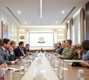كۆبوونهوهى قوباد تاڵەبانی لەگەڵ جێگری فەرماندەی فەرماندەیی ناوەندیی هێزەکانی ئەمریکا | فۆتۆ: ئهژى عومهر