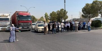 داخستنى رێكاى ههولێر - كهركوك لهلایهن دانیشتووانى گهڕهكى تۆبزاوای ئەحمەدی له ههولێر | فۆتۆ: تۆڕه كۆمهڵایهتیهكان